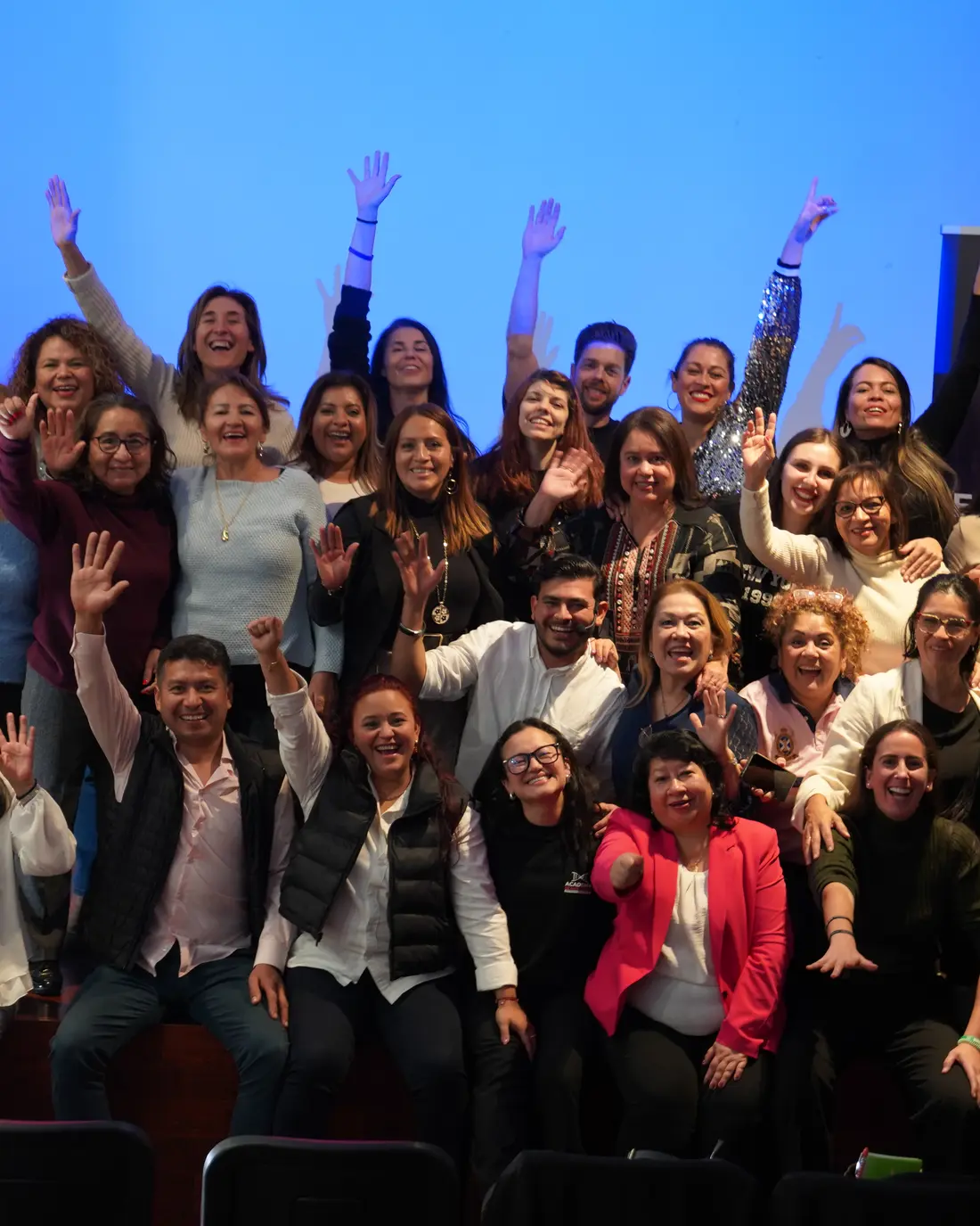 Aforo completo celebrando en un evento de Academia de Alto Impacto