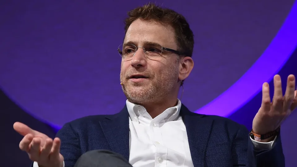 Fotografía de archivo: Stewart Butterfield, cofundador de Slack, sentado y hablando con las manos abiertas en el escenario de Web Summit 2017, en Lisboa.