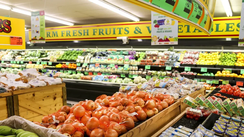 Fotografía de archivo: sección de frutas y verduras de un supermercado de Estados Unidos, con cebollas en primer plano. No es una tienda de Mercadona.