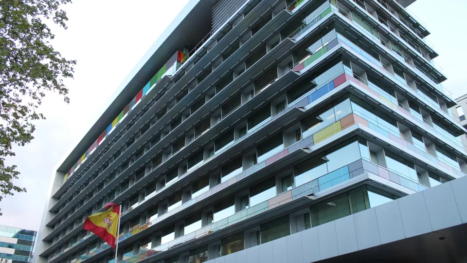 Fotografía de archivo: fachada de cristal y paneles de colores de la sede del Instituto Nacional de Estadística en el paseo de la Castellana, Madrid, con la bandera de España.