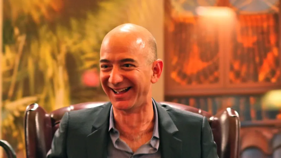 Jeff Bezos, fundador de Amazon, sonriendo sentado en un sillón durante un acto (ENCORE Awards, 2010). Foto de archivo.