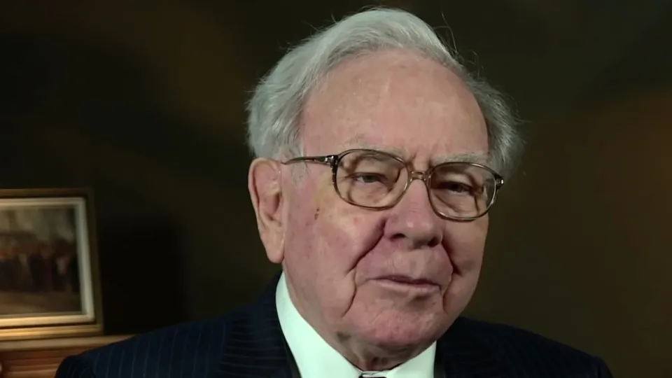 Fotografía de archivo: retrato de Warren Buffett, con gafas y traje de raya diplomática, en una entrevista grabada en 2015.