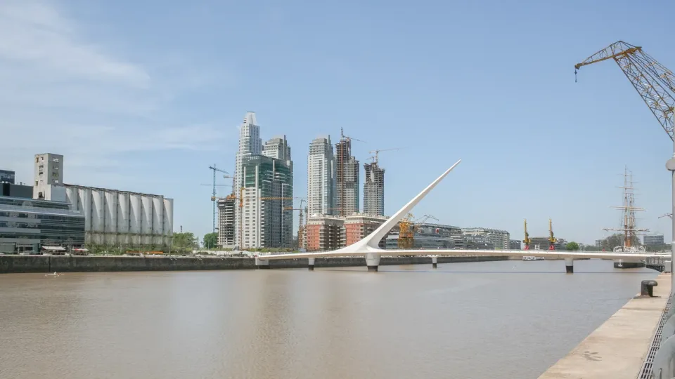Fotografía de archivo: el Puente de la Mujer y el barrio de Puerto Madero junto al río, en Buenos Aires, la ciudad donde se lanzó Mercado Libre.